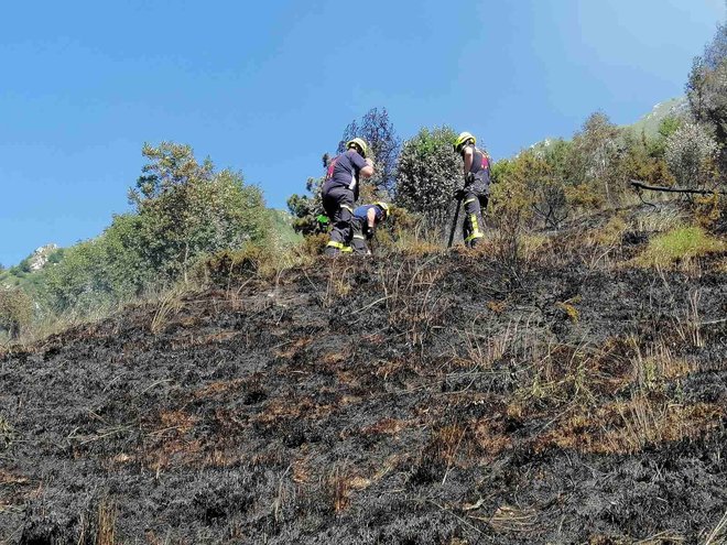 Gasilci na terenu nadaljujejo prekopavanje in zalivanje z vodo. FOTO: PGD Drežnica
