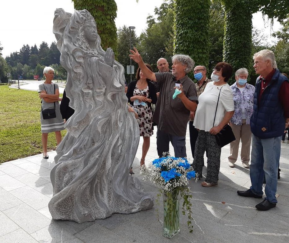 Fotografija: Marija stoji pred cerkvijo v Podutiku. FOTO: osebni arhiv
