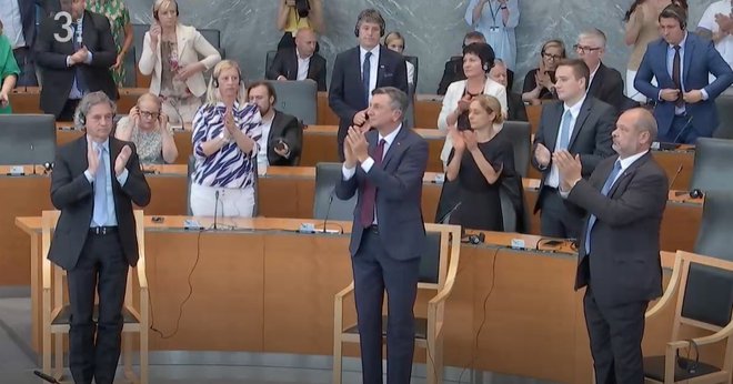 Govor sta pozorno poslušala tudi predsednik republike Borut Pahor in premier Robert Golob. 
