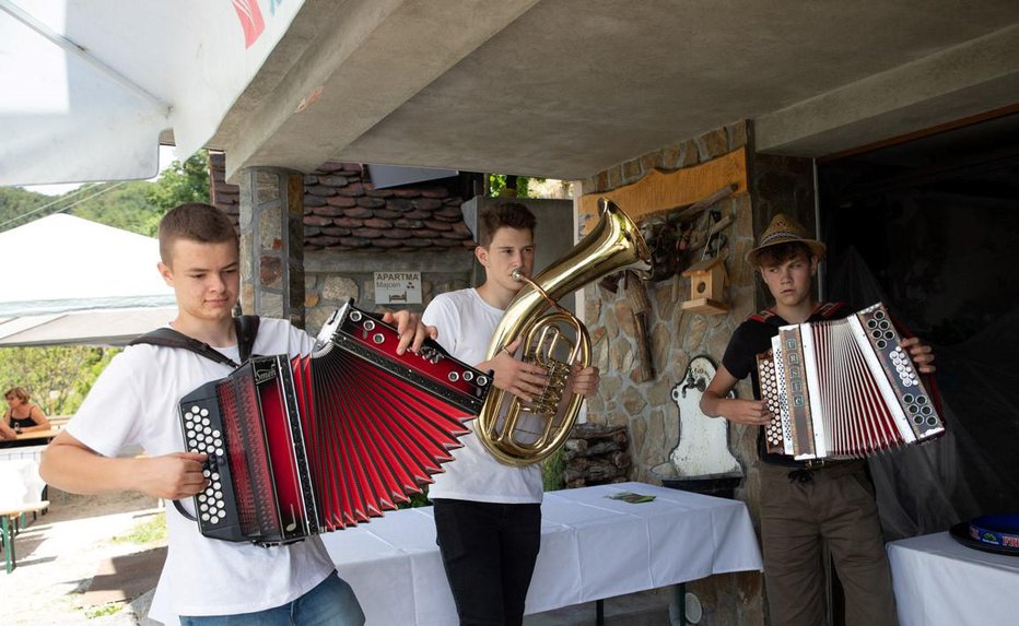 Fotografija: Jan, Nik in Žiga so zaigrali tudi pri zidanici Majcnovih.
