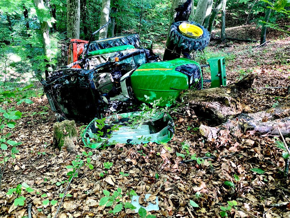 Fotografija: Tokrat sta osebi imeli srečo, da sta prej padla s traktorja, saj je na koncu bil povsem uničen. FOTO: 112 Ptuj
