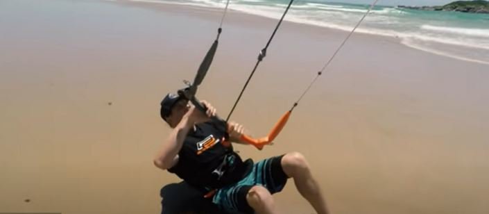 Fotografija: Kitesurfing je šport za ljubitelje adrenalina. FOTO: Zaslonski Posnetek/youtube
