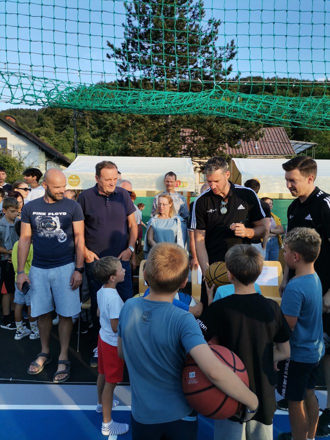 Goran Dragić v družbi laškega župana Franca Zdolška in številnih drugih gostov ter mladih FOTO: MOJCA KNEZ JUVAN
