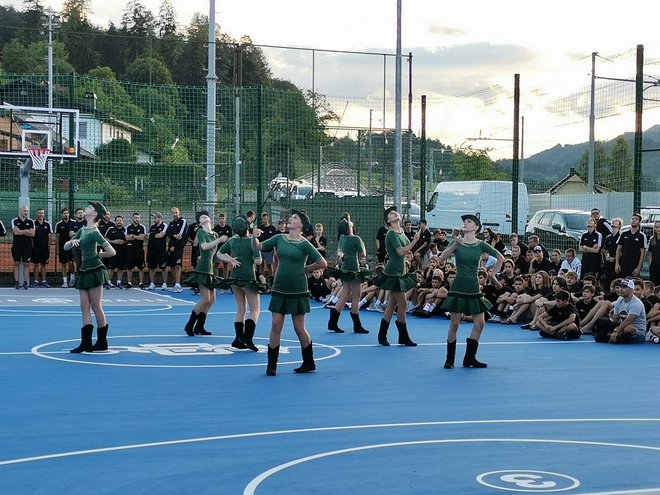 Laške mažoretke so imele čast zaplesati na obnovljenem košarkarskem igrišču. FOTO: MOJCA KNEZ JUVAN
