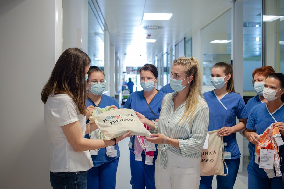 Fotografija: Mihela Vajda Ščap in dr. Lilijana Kornhauser Cerar med predajo darila FOTO: Anže Petkovšek
