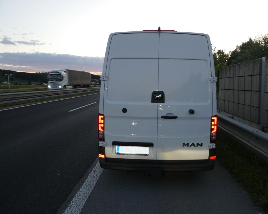 Fotografija: Ustavljen kombi je bil poln tujcev. FOTO: PU Maribor
