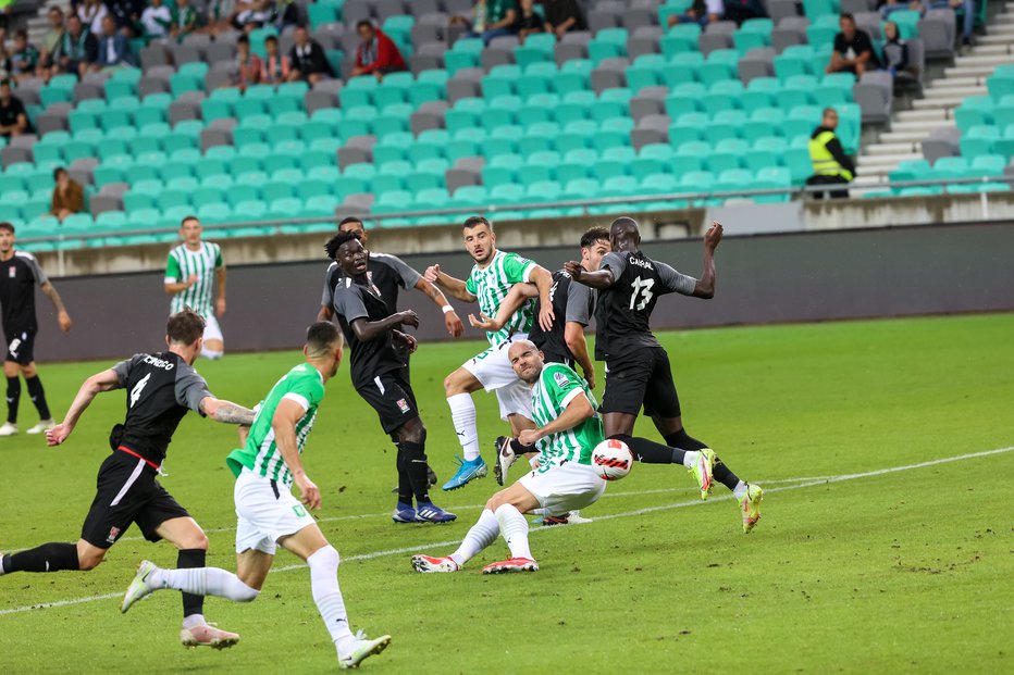 Fotografija: Ljubljančane je v Stožicah rešil branilec Goran Milović (v sredini), zdaj bi se lahko odzvali tudi napadalci. FOTO: Črt Piksi
