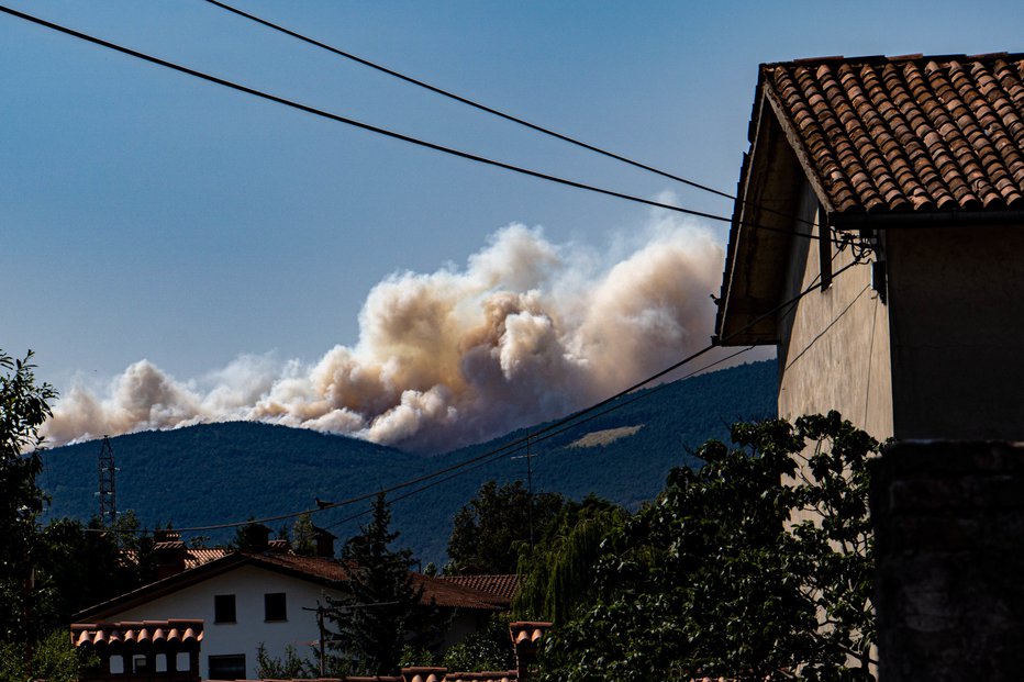 Fotografija: Fotografija požara, ki je izbruhnil na Kras. FOTO: bralka Laura
