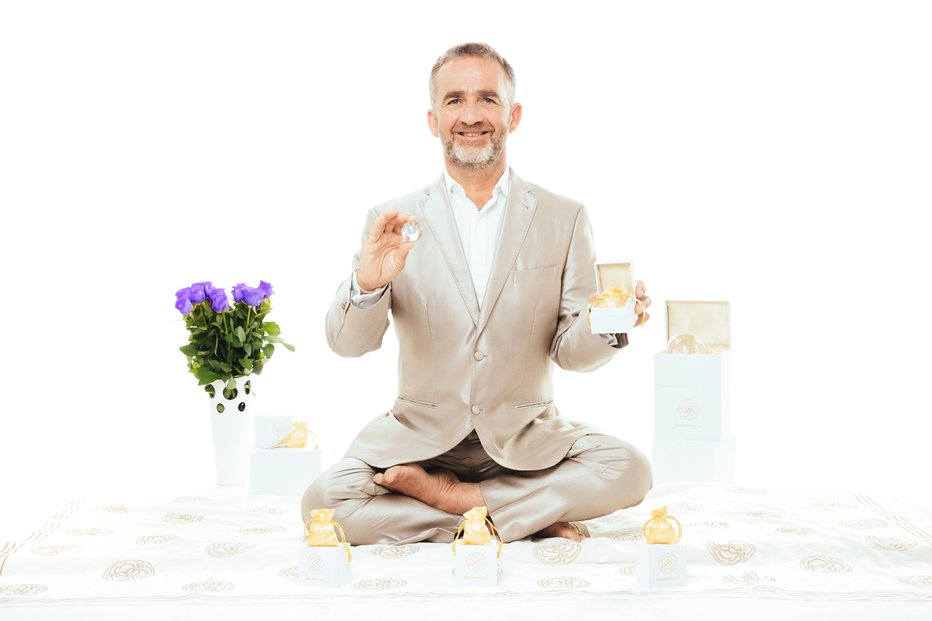 Fotografija: Jérôme že leto in pol vsakodnevno meditira z namero, da še bolj živi v luči in jo vibrira. Njegovo življenje se spreminja, dogajajo se čudeži.

 
