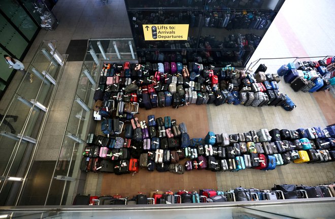 Na letališču ostajajo kupi prtljage. FOTO: Henry Nicholls, Reuters
