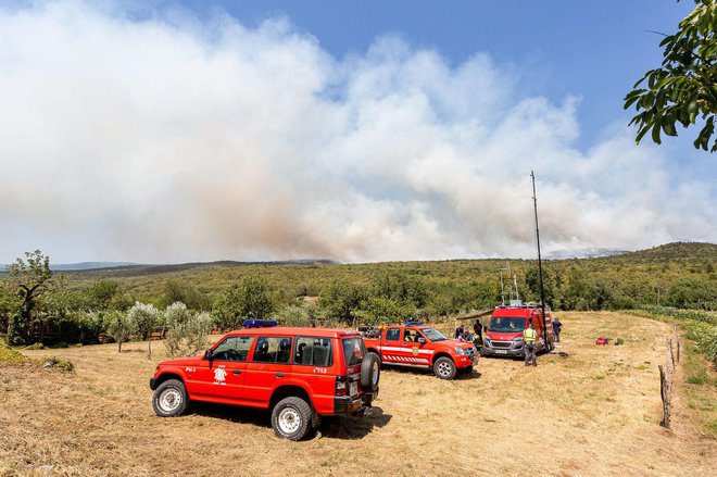 Zaradi izjemne suše, visokih temperatur in močnega vetra bo potrebna še nekajdnevna prisotnost gasilskih in drugih enot na terenu.
