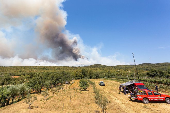 Z zublji se na terenu že dva dni bori 425 gasilcev iz petih gasilskih regij.
