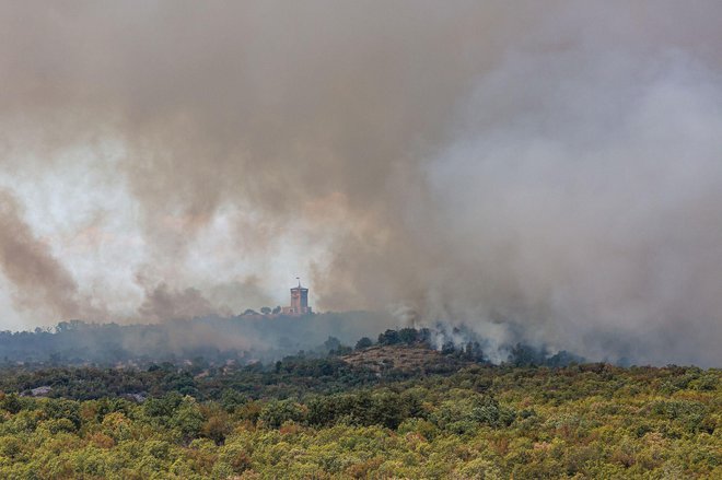 Za vzdrževanje mokrega varovalnega pasu trenutno skrbita dva helikopterja SV in dva helikopterja italijanske civilne zaščite Furlanije in Julijske krajine s košarami kapacitete 700 litrov.
