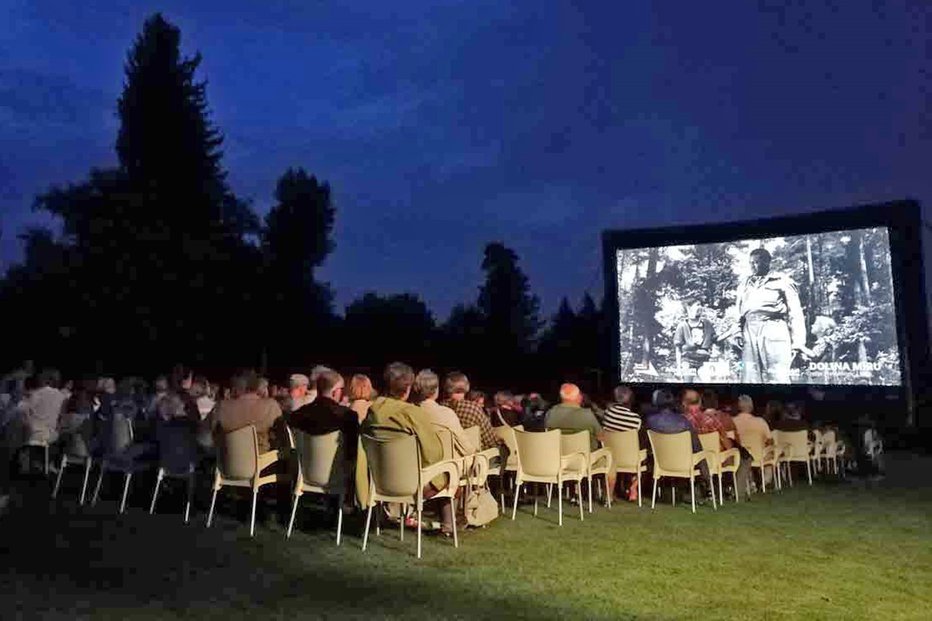 Fotografija: Kino v Arboretumu Volčji Potok. FOTO: Arhiv Kd Franca Bernika
