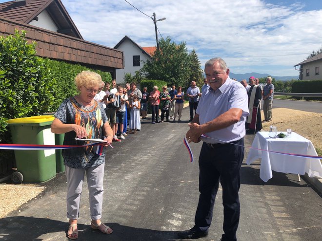 Ivanka Mirnik in celjski podžupan Vladimir Ljubek sta prerezala trak. Fotografiji: osebni arhiv
