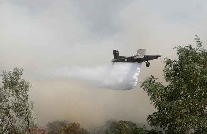 Iz zraka je pomagalo kar 11 helikopterjev in letalo pilatus.
