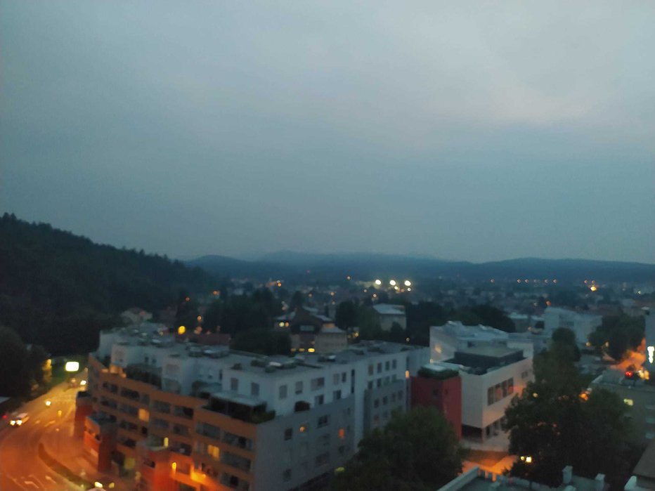 Fotografija: Dim je zaneslo tudi do Ljubljane. FOTO: Mirko, bralec poročevalec
