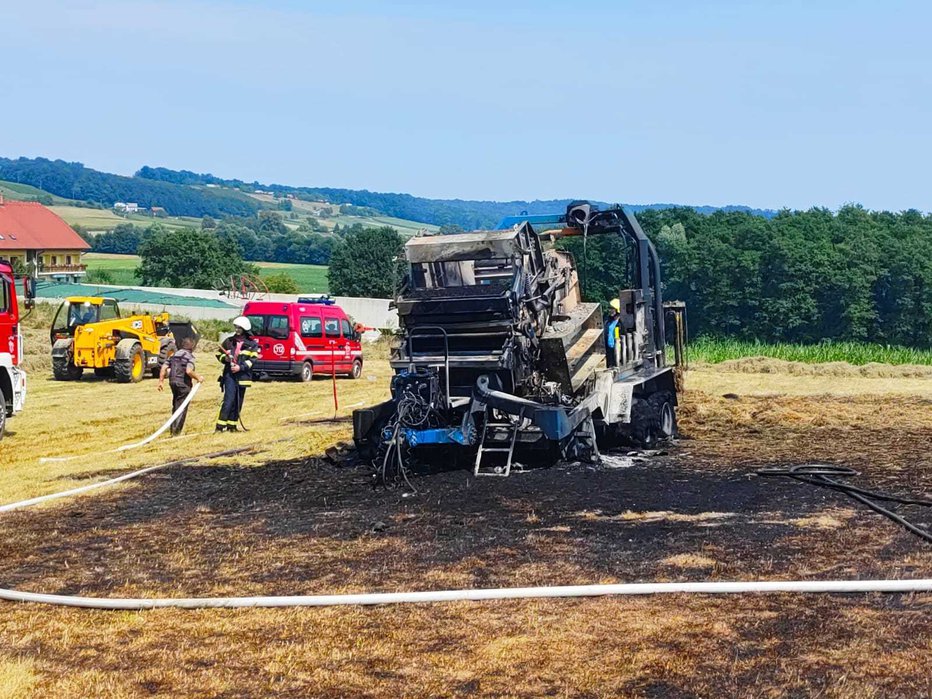 Fotografija: Od balirke ni ostalo praktično nič in jo lahko Dinosu 'prodajo' kot stare kovine. FOTO: PGD Gornja Radgona
