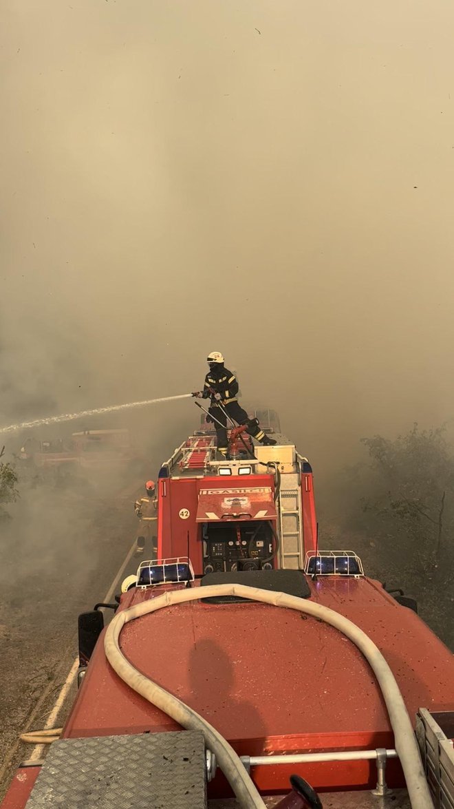 Klemen Gorup je bil z gasilci, tudi iz Moravč in Domžal, ujet sredi gostega dima. FOTO: PGD Hrvatini
