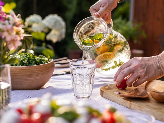 Spijte veliko tekočine, najbolje vode, ki ji dodamo rezino limone in meliso. FOTO: Zbynek Pospisil/Getty Images
