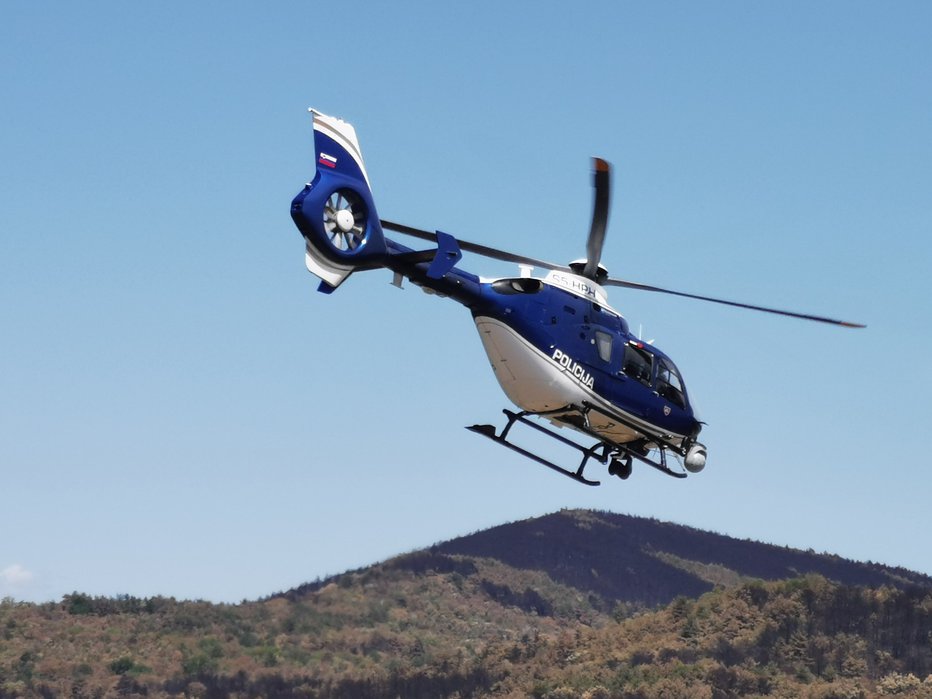 Fotografija: Helikopter slovenske policije s termokamero preletava celotno požarišče. FOTO: Ervin Čurlič
