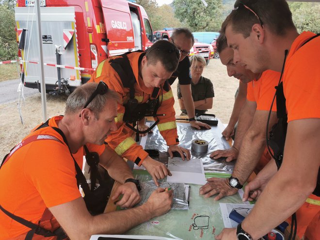 Intervencijski štab je včeraj vodil Blaž Turk (prvi z leve). FOTO: Ervin Čurlič/regijski štab CZ za severno Primorsko
