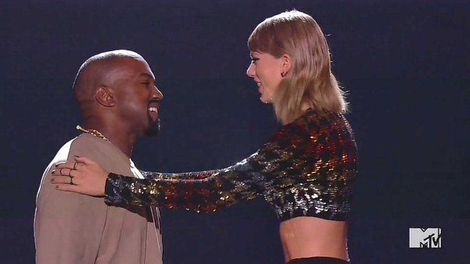 Taylor Swift in Kanye West

To ni edini spor ne za Taylor ne za Kanyeja, a se je slednji izkazal za veliko bolj problematičnega. Težko je pozabiti trenutek, ko je raper prekinil govor navdušene 19-letne Taylor, ki je prejela nagrado VMA, rekoč, da si jo v resnici zasluži Beyoncé. Kanye se je opravičil, zakopala sta bojno sekiro, potem pa je izdal skladbo Famous, na kateri je izrekel kar nekaj zelo neprimernih reči v zvezi s pevko, povrhu vsega pa izdal videospot z dvanajstimi golimi zvezdniki skupaj v postelji, med njimi tudi njo. Trdil je, da je Taylor besedilo podprla, kar pa ona vehementno zanika.
