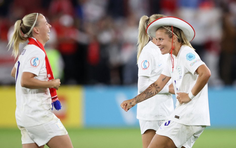 Fotografija: Beth Mead (levo) in Rachel Daly sta se veselili polfinalne zmage proti Švedski, v nedeljo ju čaka finale. FOTO: Molly Darlington/Reuters
