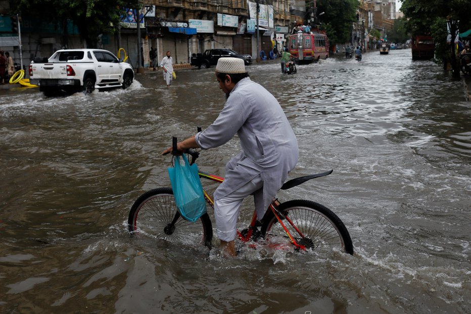 Fotografija: Narasle vode zaradi monsuna FOTO: Akhtar Soomro/Reuters
