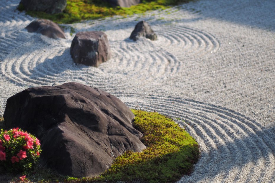 Fotografija: Tudi v japonski zen vrtiček lahko nasadimo rastline, odporne proti suši. Fotografije: getty images
