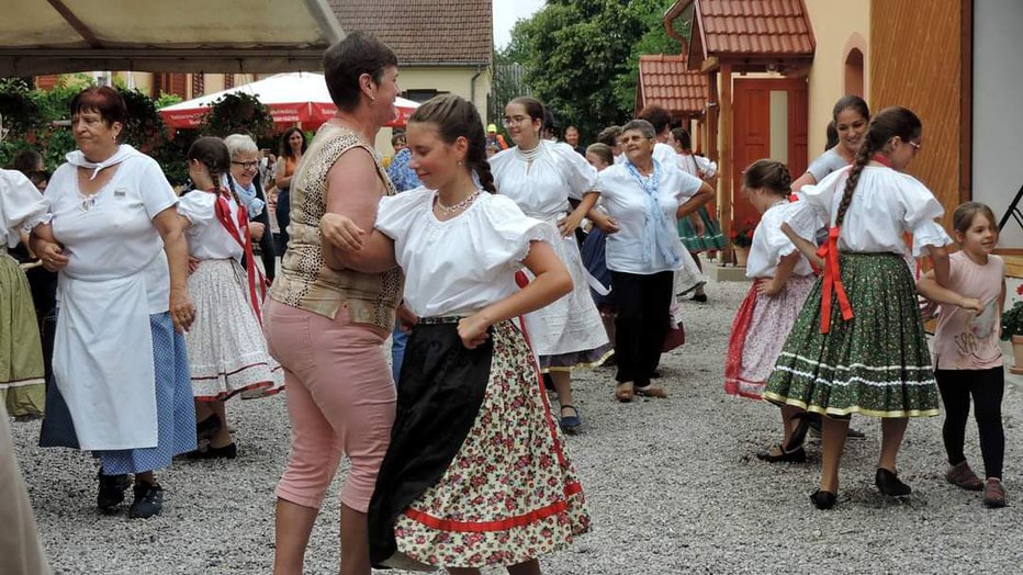 Fotografija: Žetev je včasih povezala celo vas.  FOTOGRAFIJE: Arhiv MNSS Občine Šalovci
