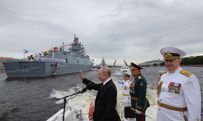 Vladimir Putin, obrambni minister Sergej Šojgu in admiral Nikolaj Jevmenov. FOTO: Sputnik, Via Reuters
