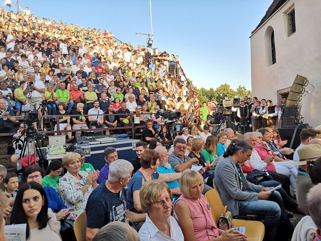 Vurberški grad ni le prizorišče priljubljene prireditve, temveč tudi kraj prijetnega druženja prijateljev domače glasbe, izvajalcev in ustvarjalcev.
