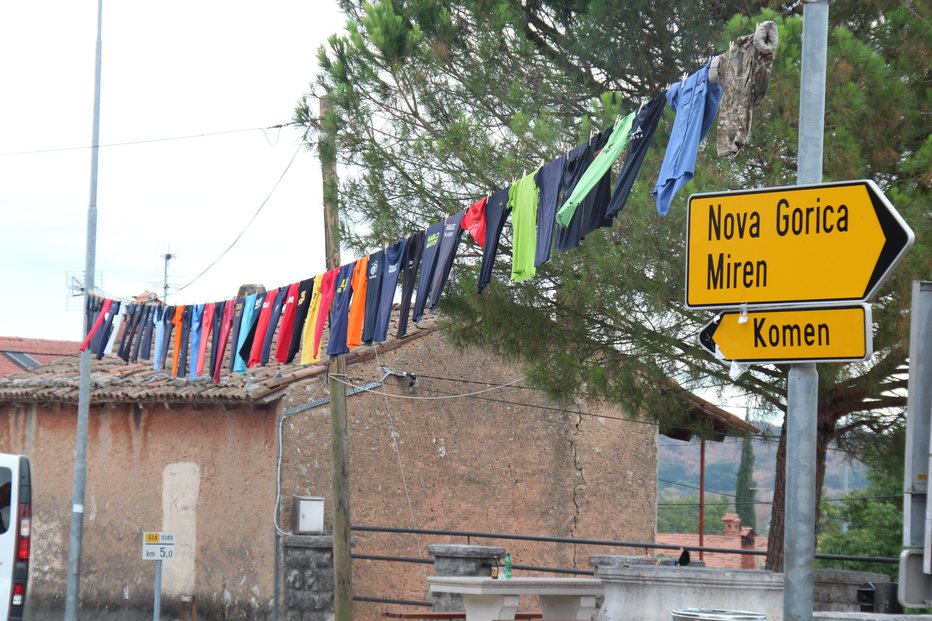 Fotografija: Na vaškem trgu v Kostanjevici na Krasu so domačini razobesili majice večine prostovoljnih društev in pripadnikov drugih služb, ki so se borili z ognjem. FOTO: štab CZ za severno Notranjsko
