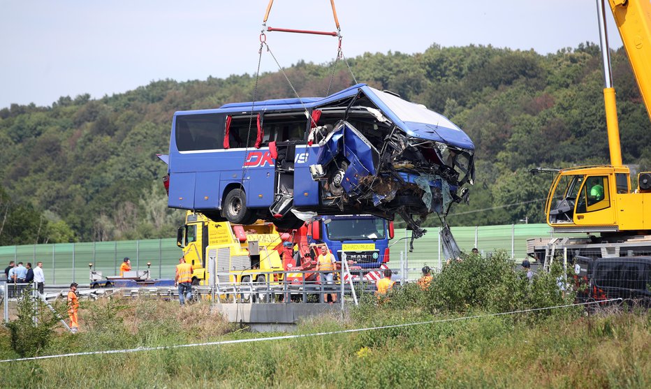 Fotografija: Tahograf je uničen, zato preiskovalci ne morejo ugotoviti, s kakšno hitrostjo je avtobus zapeljal s ceste. FOTO: Željko Lukunić, Pixsell
