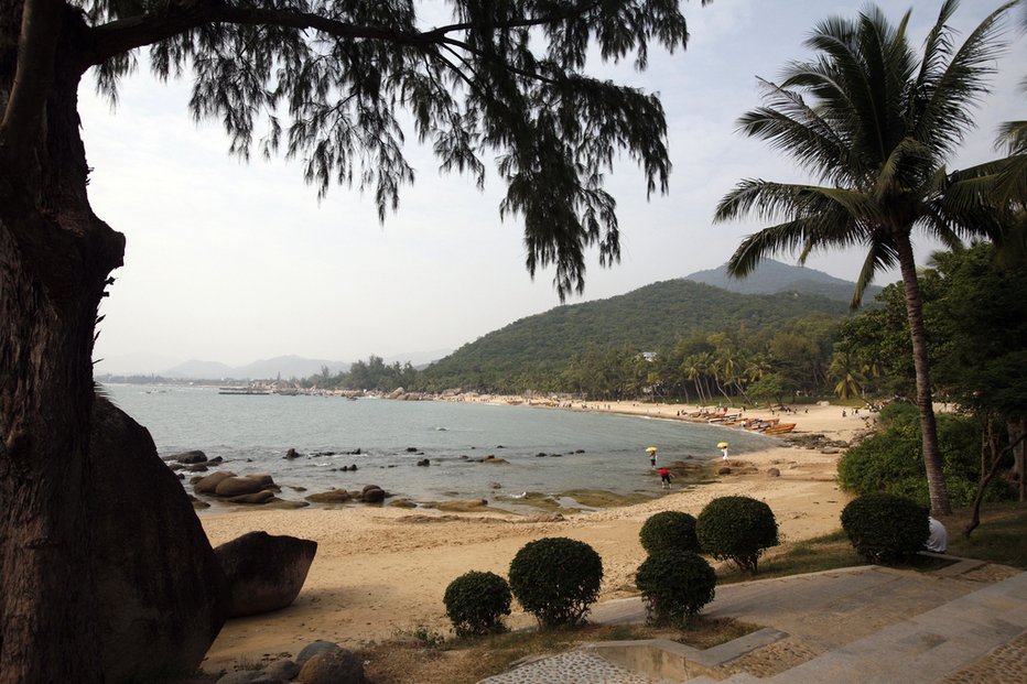 Fotografija: Del plaže pri turističnem kompleksu, imenovanem Konec sveta, približno 50 kilometrov od Sanje na Hajnan. FOTO: Reuters 
