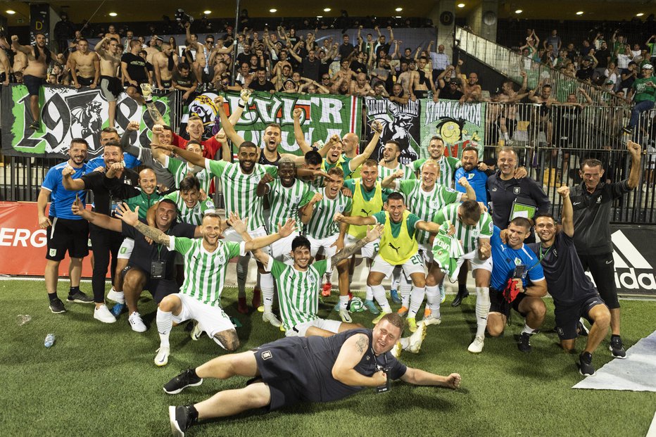 Fotografija: Olimpija se je veselila na stadionu, kjer so ji zmage še posebno sladke: v Ljudskem vrtu. FOTO: Voranc Vogel
