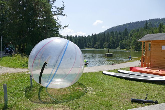 Rakiško jezero se poleti prijetno ogreje, pozimi ga zasedejo drsalci.
