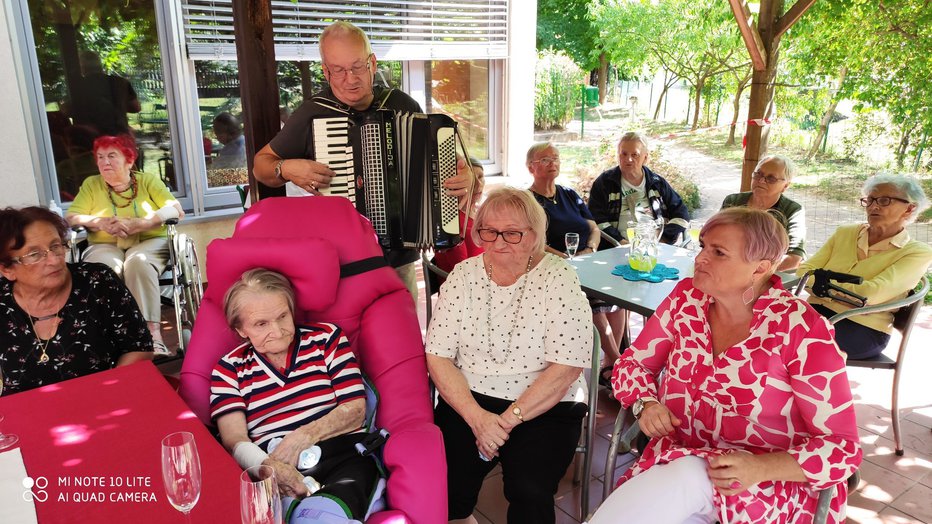 Fotografija: V DSO Ljutomer so poskrbeli za prijetno praznovanje svoje stanovalke. FOTO: Dso Ljutomer
