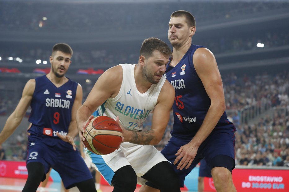 Fotografija: Luka Dončić je zaznamoval spektakel s 34 točkami, MVP lige NBA Nikola Jokić (desno) s 26. FOTO: Leon Vidic
