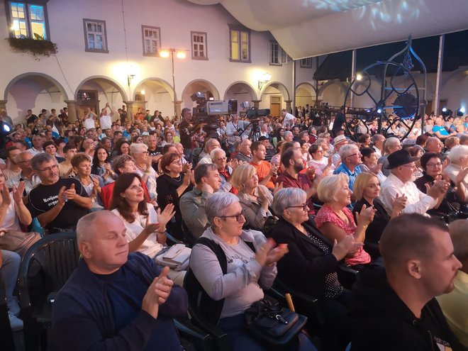 Občinstvo, zbrano na dvorišču Minoritskega samostana na Ptuju, je bilo prešerno razpoloženo.
