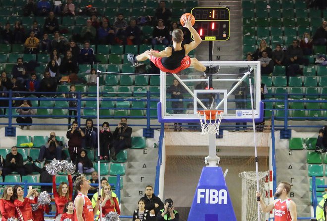 Maks Veselko je Guinnessov rekord dosegel decembra 2016 na Cipru na vsakoletni tekmi All Star, in sicer v najvišjem zabijanju žoge v koš s trampolina s saltom naprej. FOTO: ARHIV DUNKING DEVILS
