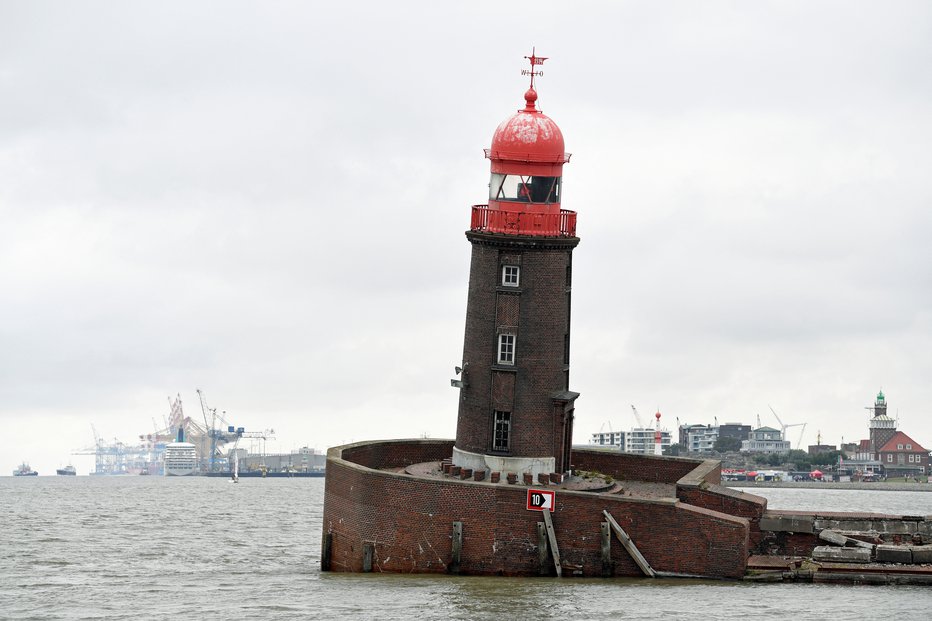 Fotografija: Do konca tedna ga nameravajo podreti. FOTO: Fabian Bimmer/Reuters
