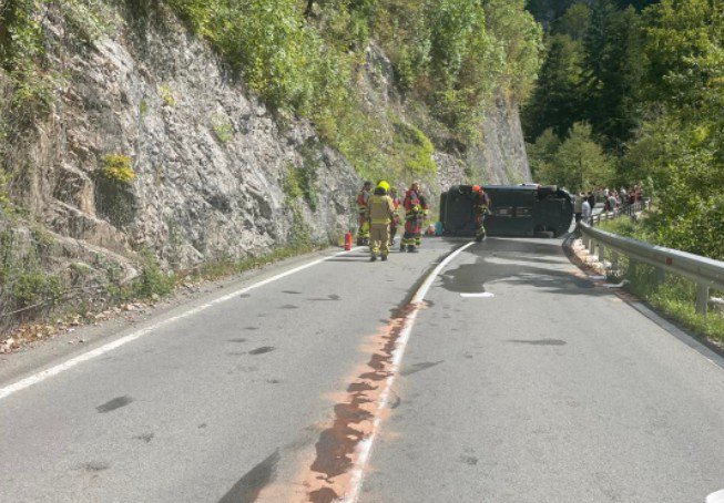 Fotografija: Vozilo je obstalo na boku. FOTO: PGD Idrija, Facebook
