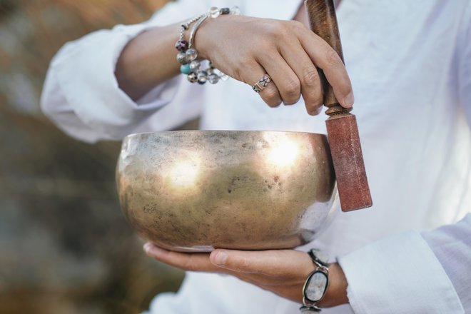 Zvočne terapije lahko izvajamo tudi s tibetanskimi pojočimi skledami. FOTO: Microgen/Getty Images
