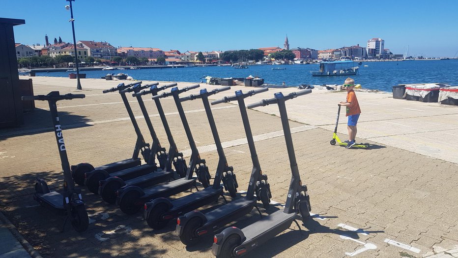 Fotografija: V nesreči je bila voznica električnega skiroja huje tpoškodovana. Fotografija je simbolična. FOTO: Delov arhiv
