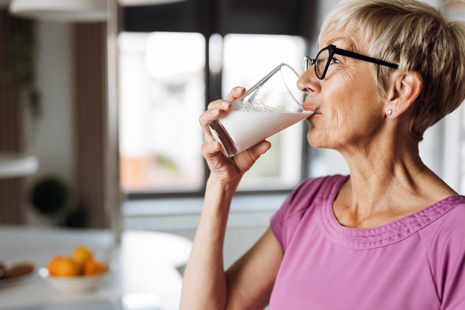 Fotografija: Pomanjkanje povzroča izgubo mineralne kostne gostote, kar prinaša večje tveganje za zlome in osteoporozo. FOTO: Goran13/Getty Images
