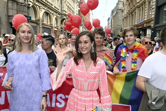 Finska premierka Sanna Marin sodeluje na paradi Helsinki Pride 2022 v Helsinkih na Finskem 2. julija 2022. FOTO: Lehtikuva, Via Reuters
