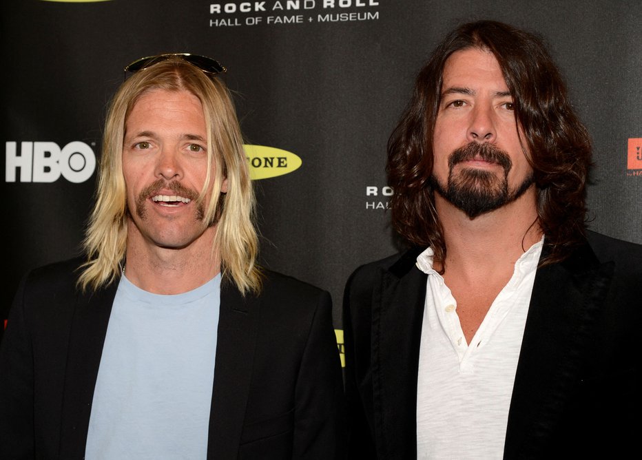 Fotografija: Taylor Hawkins, levo, je tragično umrl marca letos; zraven Dave Grohl, ki je kitari dal pomembno vlogo v videospotu Monkey Wrench. FOTO: Phil Mccarten/Reuters
