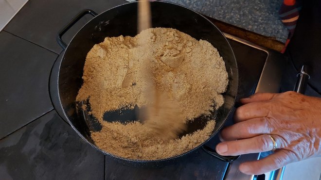 Če žgancev ne bomo postregli s kislim mlekom, zraven lahko natočimo tudi kozarec vina.
